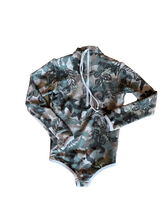 Load image into Gallery viewer, Mini Lain Rashguard- Coastal Camo
